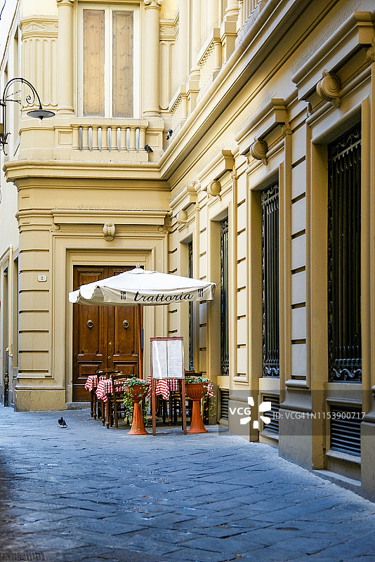 意大利卢卡巷弄中的咖啡馆图片素材