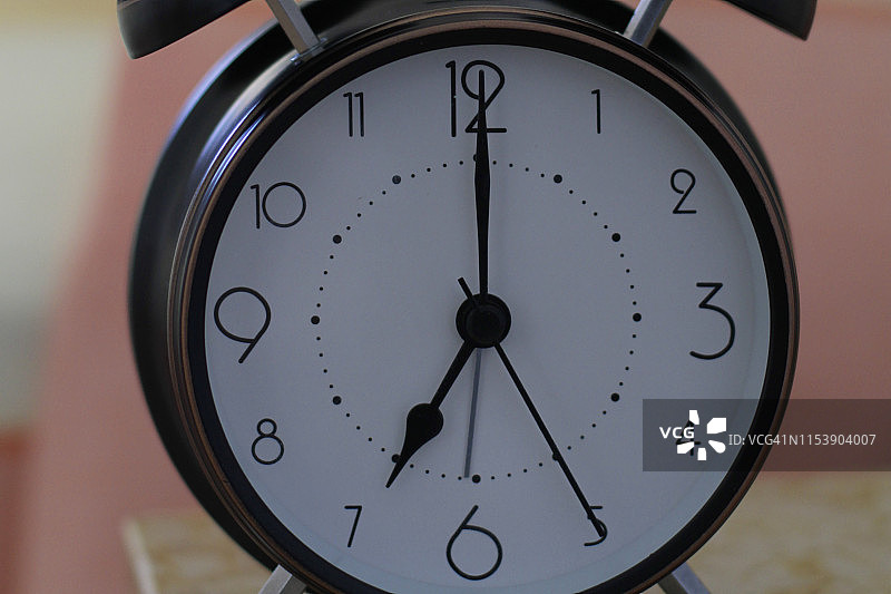 七点钟的复古闹钟图片素材
