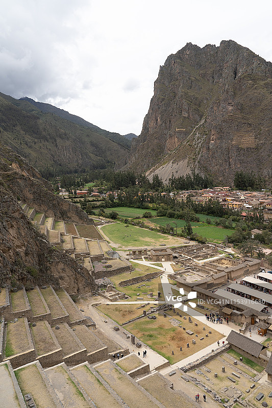 从秘鲁圣谷的印加堡垒遗址顶端眺望城镇景色图片素材
