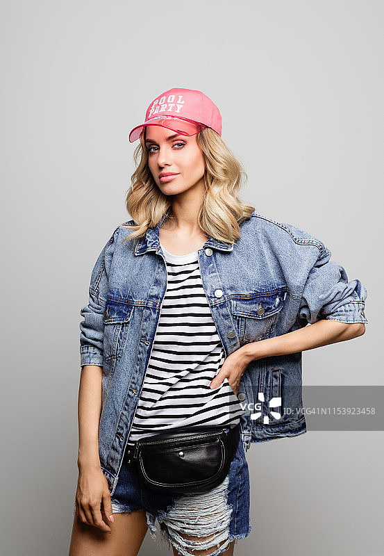 戴着帽子参加泳池派对的迷人女性图片素材