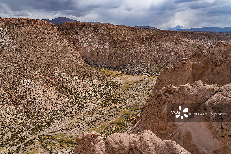 玻利维亚安第斯山脉魔鬼峡谷的戏剧性岩层图片素材