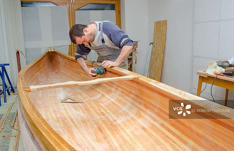 制作木制独木舟的年轻木匠图片素材