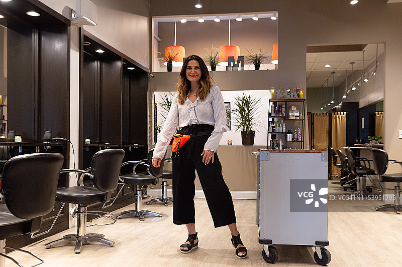 在美发沙龙工作的成功商人图片素材