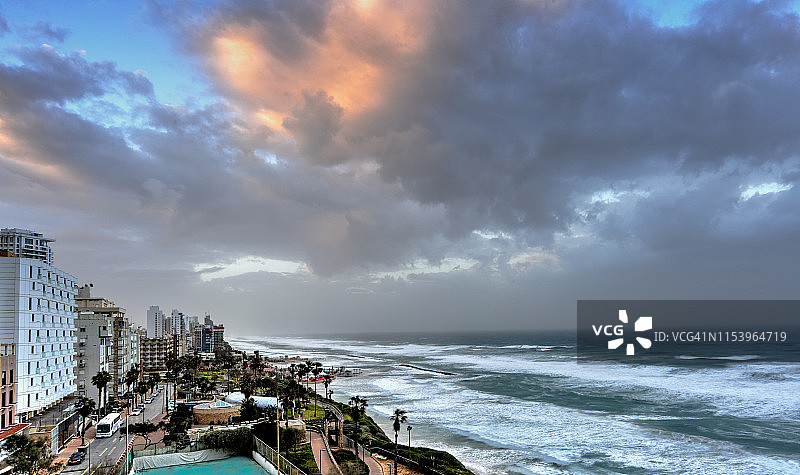 内坦亚，以色列的暴风雨海岸线图片素材