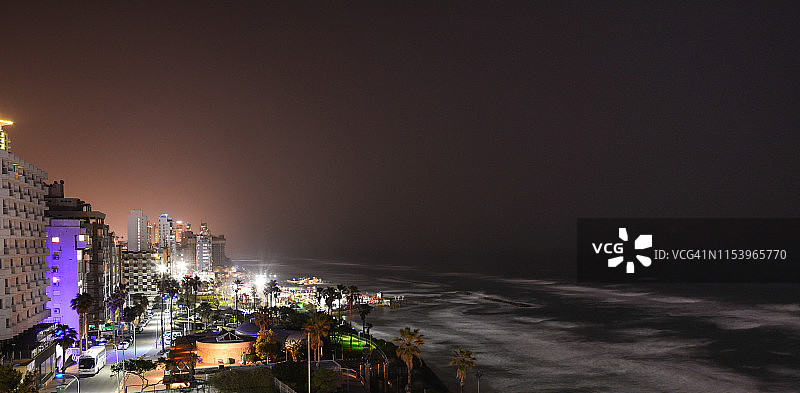 内坦亚海岸线夜景图片素材