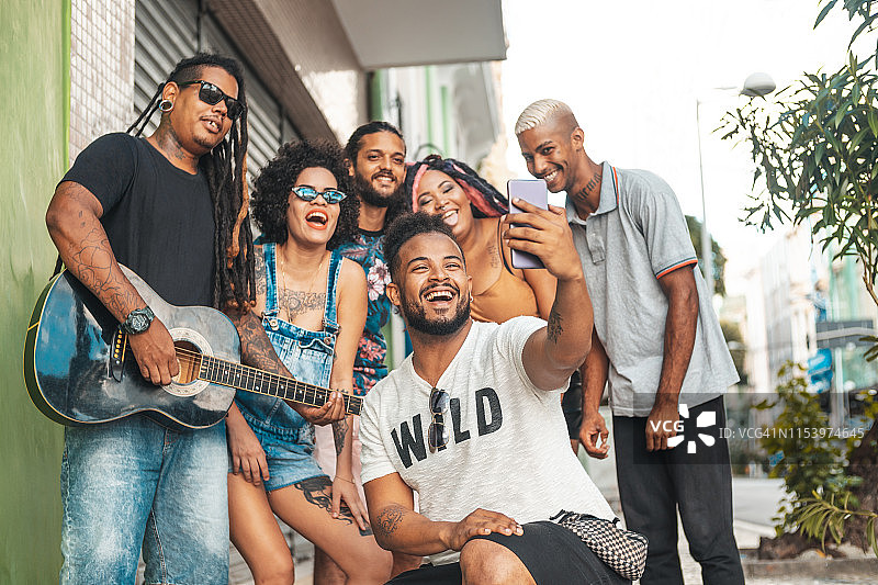 来张自拍，伙伴们图片素材