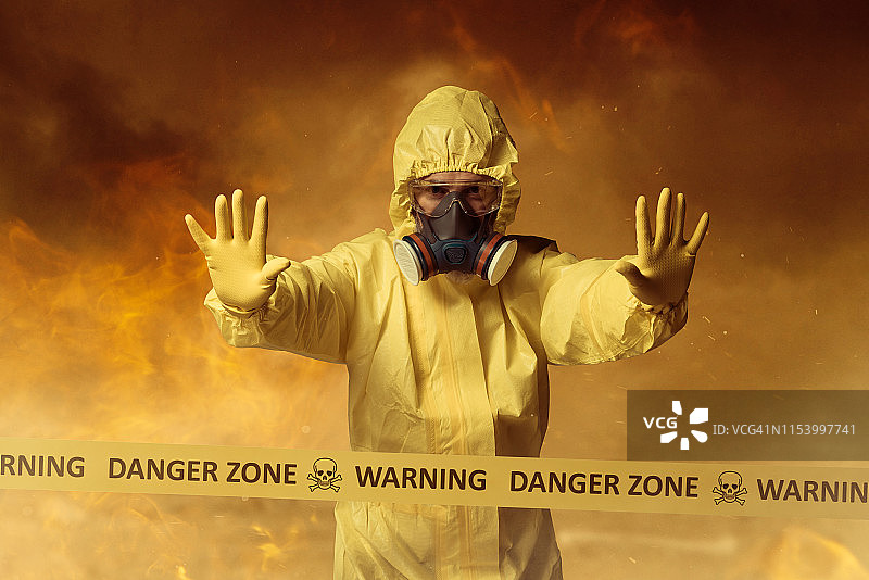 身穿防护服的工人做出停止手势图片素材