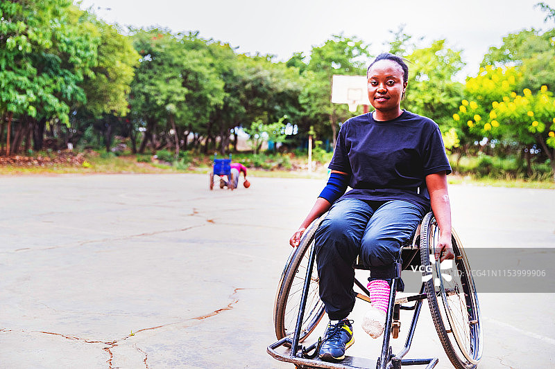 在非洲坐轮椅的女篮球运动员肖像图片素材