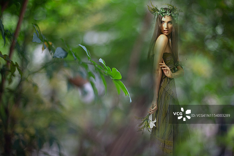 在森林里戴着植物制成的皇冠的美丽女人图片素材
