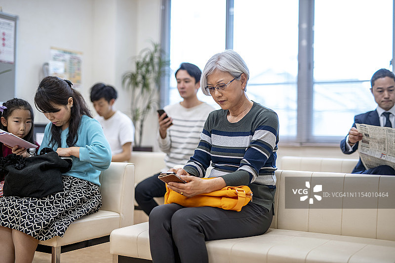 日本诊所候诊室内的患者图片素材