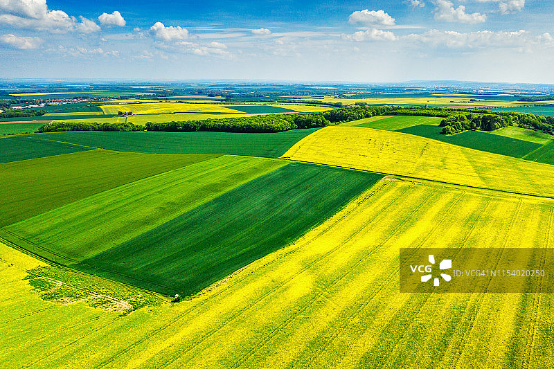 油菜田和绿色田野（高角度拍摄）图片素材
