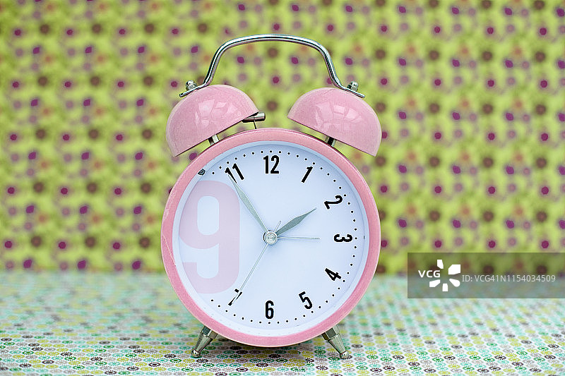 复古背景中的粉色闹钟图片素材