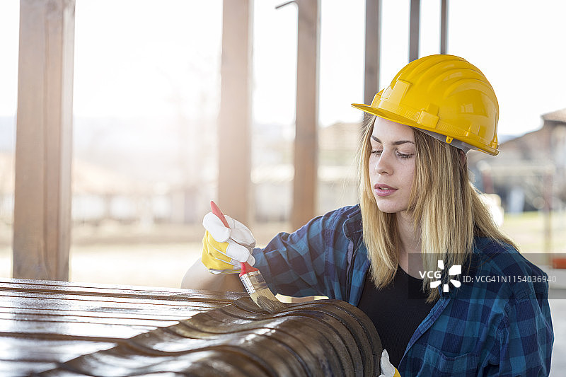 使用木材清漆维护房屋图片素材