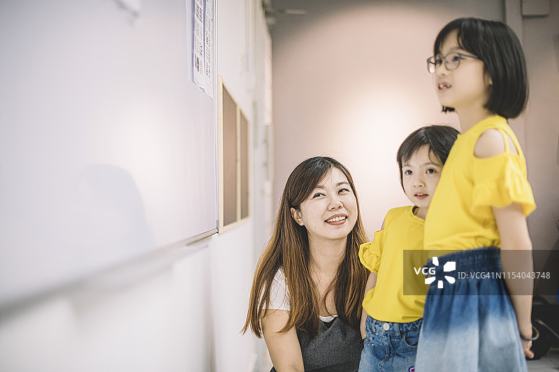 中国美术老师在白板上给学生展示绘画图片素材