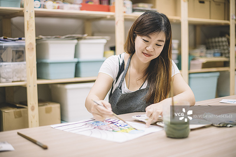 中国女美术老师在美术课上绘画和着色图片素材