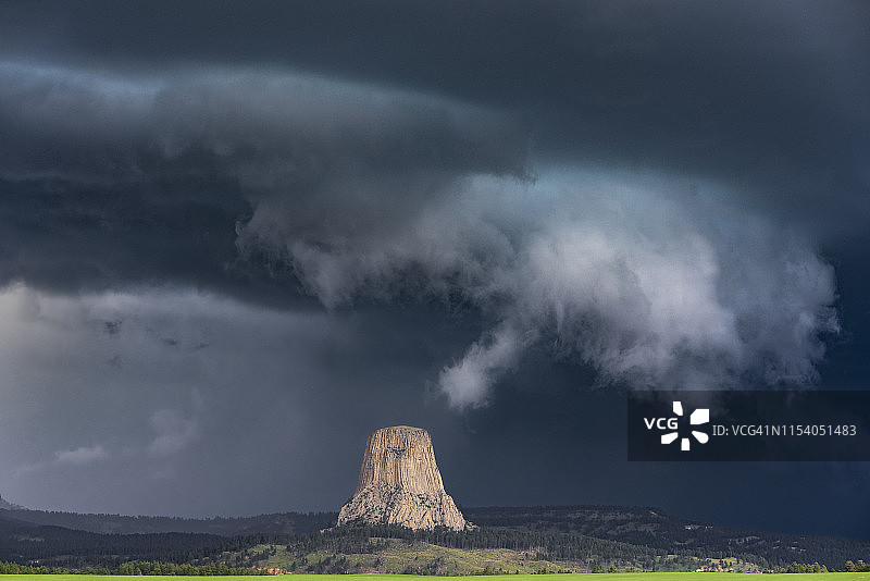怀俄明州魔鬼塔的暴风雨，美国图片素材
