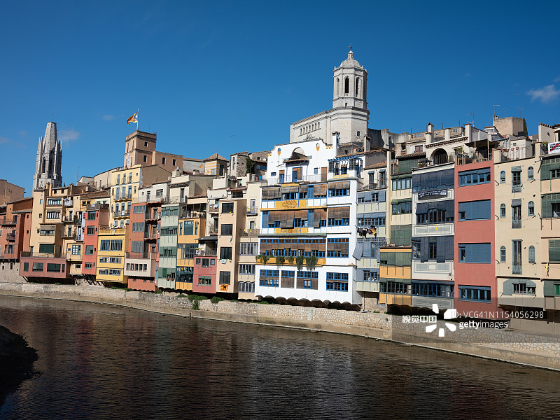 西班牙加泰罗尼亚赫罗纳的彩色房屋图片素材