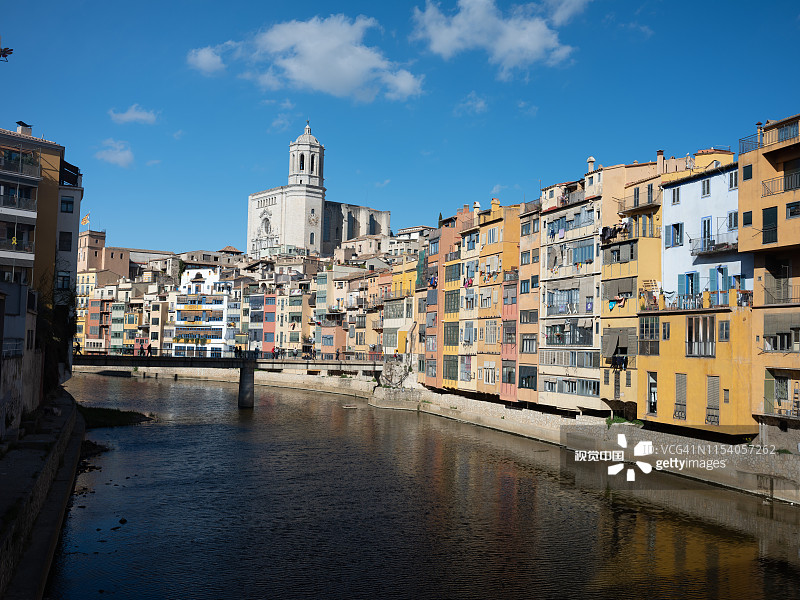 西班牙加泰罗尼亚赫罗纳的彩色房屋图片素材