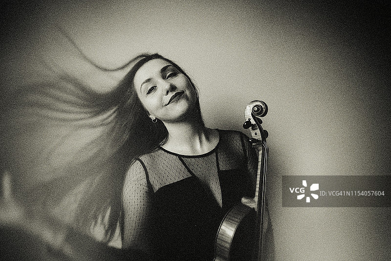 她演奏小提琴，其乐无穷图片素材