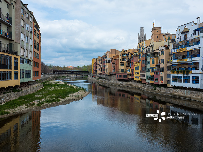 西班牙加泰罗尼亚赫罗纳的彩色房屋图片素材