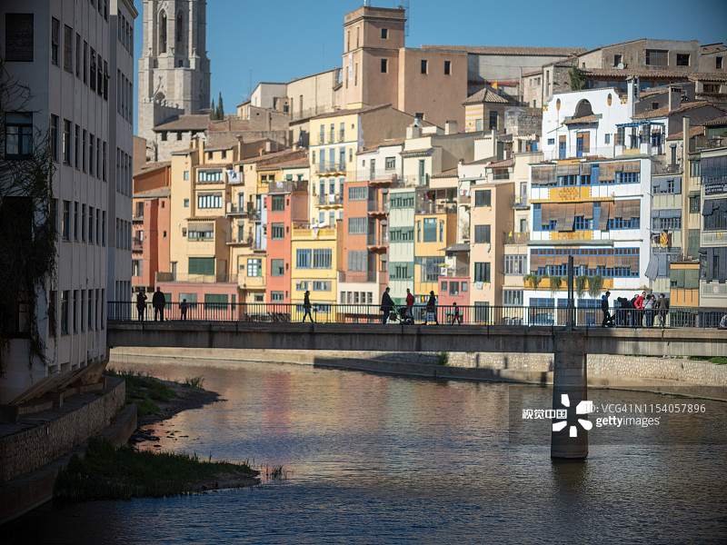 西班牙加泰罗尼亚赫罗纳的彩色房屋图片素材