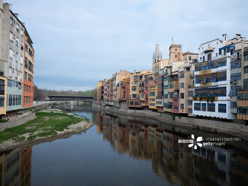 西班牙加泰罗尼亚赫罗纳的彩色房屋图片素材