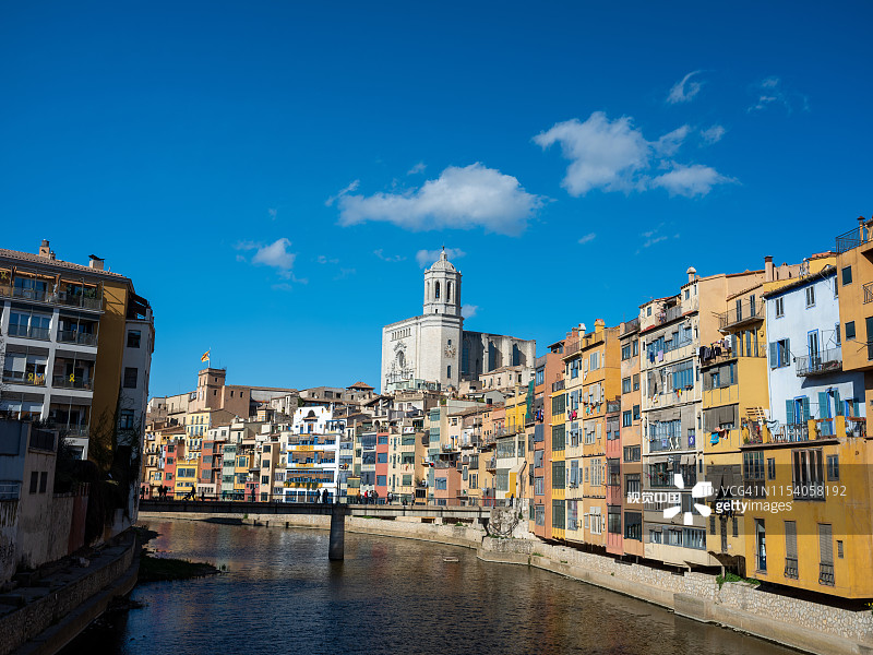 西班牙加泰罗尼亚赫罗纳的彩色房屋图片素材