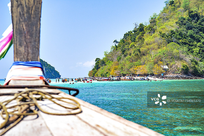 前往泰国甲米府波达岛塔莱韦克沙洲的长尾船图片素材