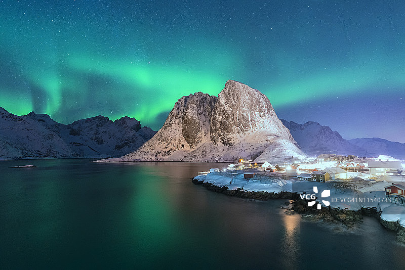 挪威哈姆诺伊村的北极光图片素材