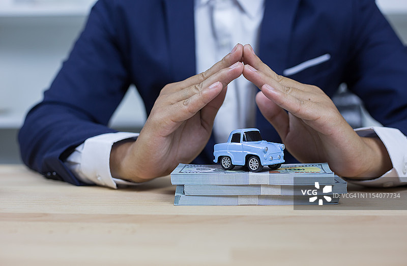 商务概念：汽车保险，汽车买卖，汽车融资，车辆销售协议的车钥匙图片素材