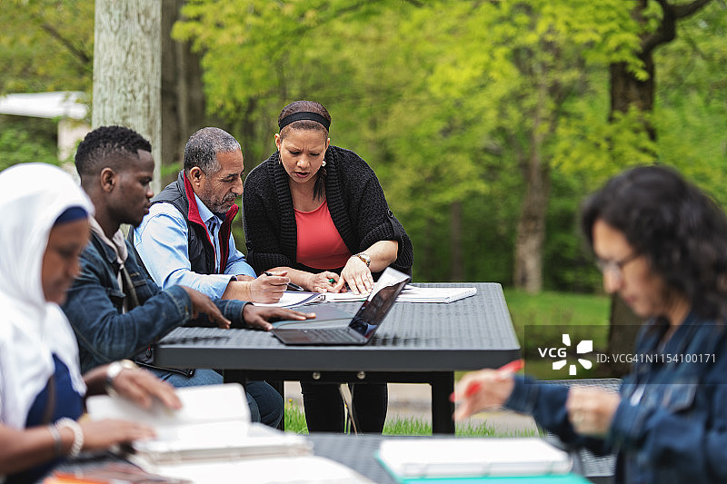 在户外学习的多民族成年人教育图片素材