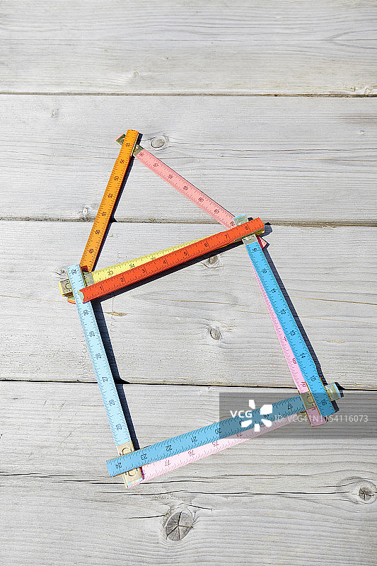 房屋形状的彩色折叠尺的俯视照片图片素材