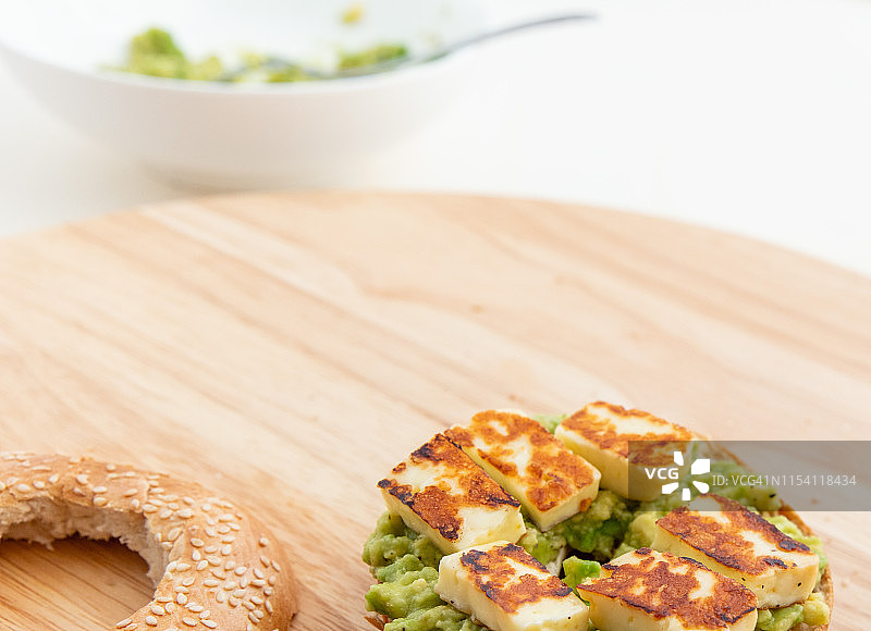 贝果配牛油果泥和哈罗米奶酪图片素材