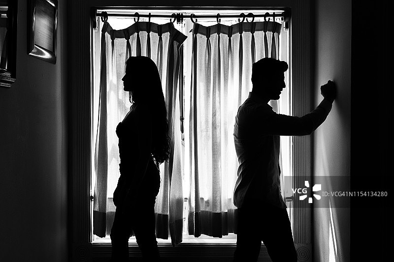 窗边的年轻墨西哥情侣剪影图片素材