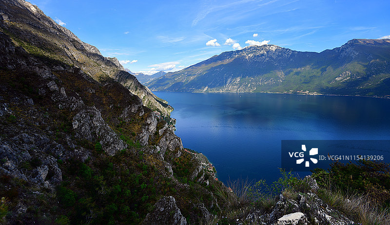 加尔达湖的宽阔视野图片素材
