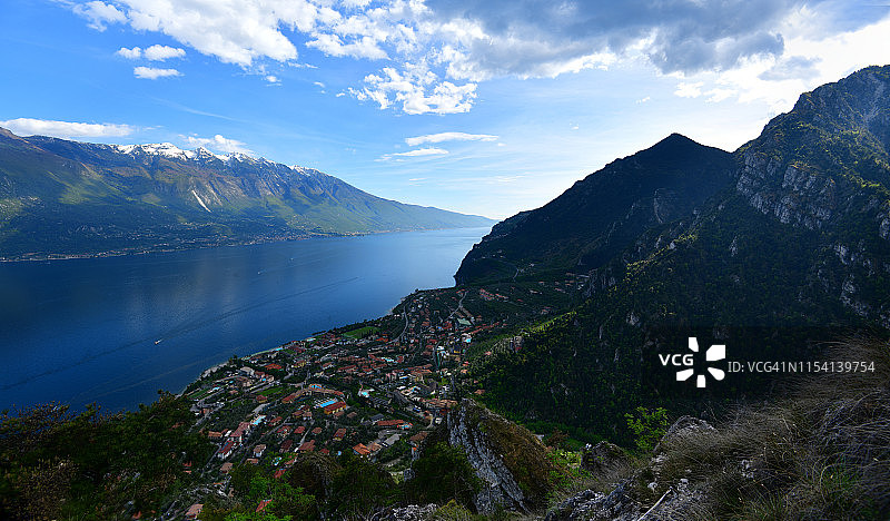 加尔达湖的宽阔视野图片素材
