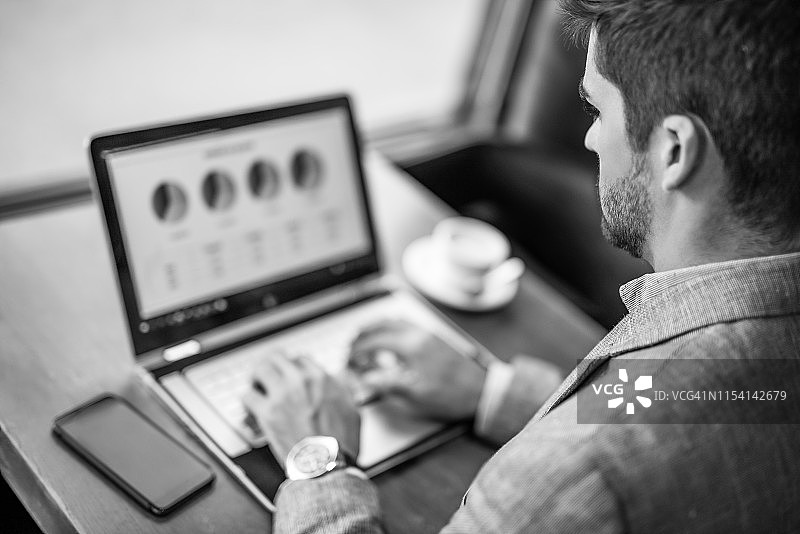 咖啡店使用笔记本电脑的创业者黑白照片图片素材