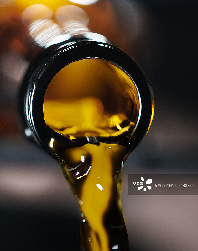 啤酒倾倒图片素材