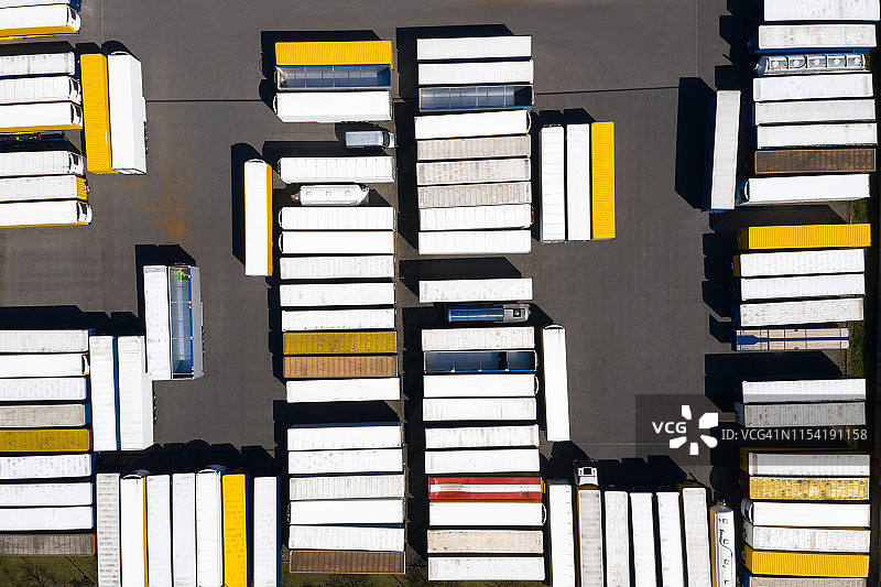 大量货运集装箱鸟瞰图图片素材