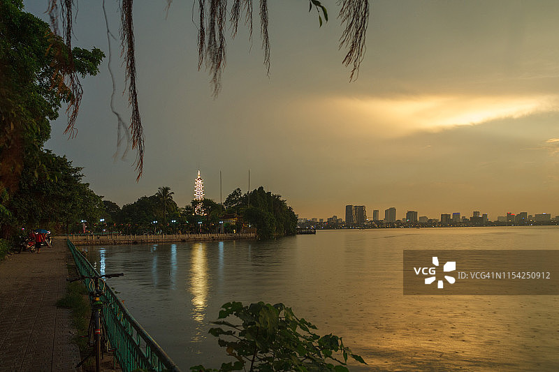 越南河内镇国寺日落美景图片素材