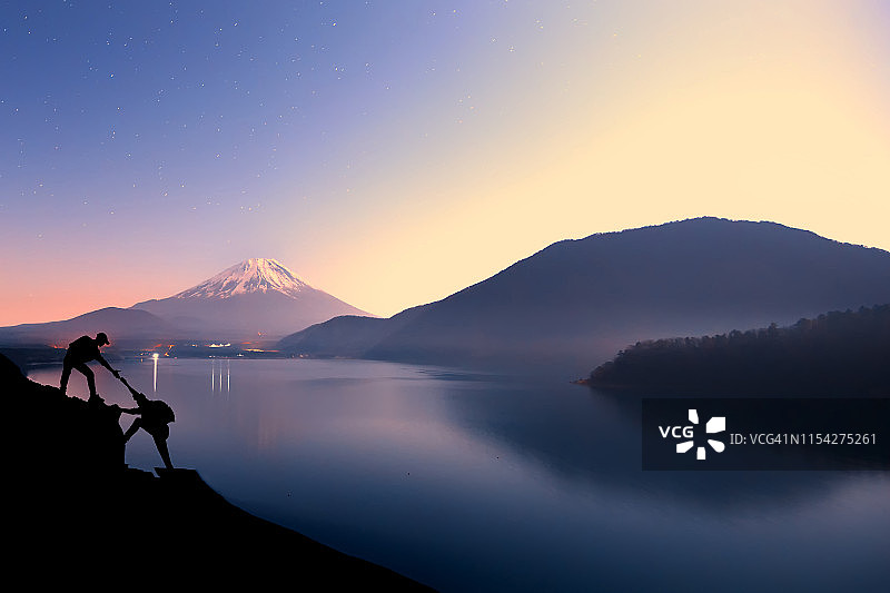 登山团队朋友徒步登山剪影，团队合作成功领导概念图片素材