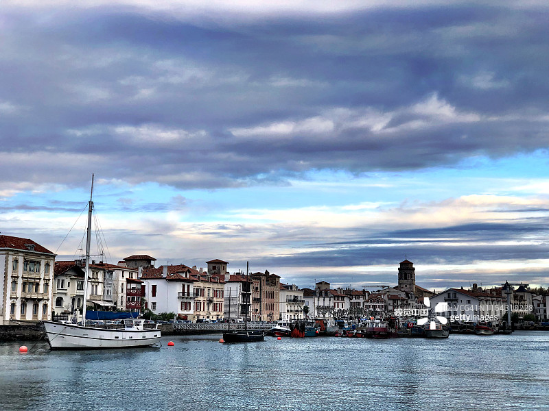 从海港对岸看圣让-德-吕兹图片素材
