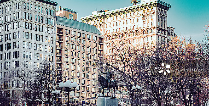 纽约曼哈顿联合广场日落时分的乔治·华盛顿雕像图片素材