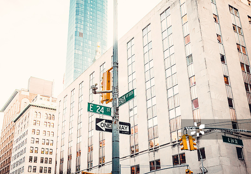 曼哈顿中城的街道标志和交通灯图片素材