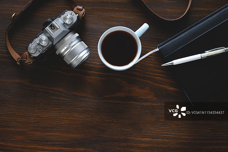 摄影师或自由职业者的工作场所：笔记本电脑、茶杯和相机图片素材