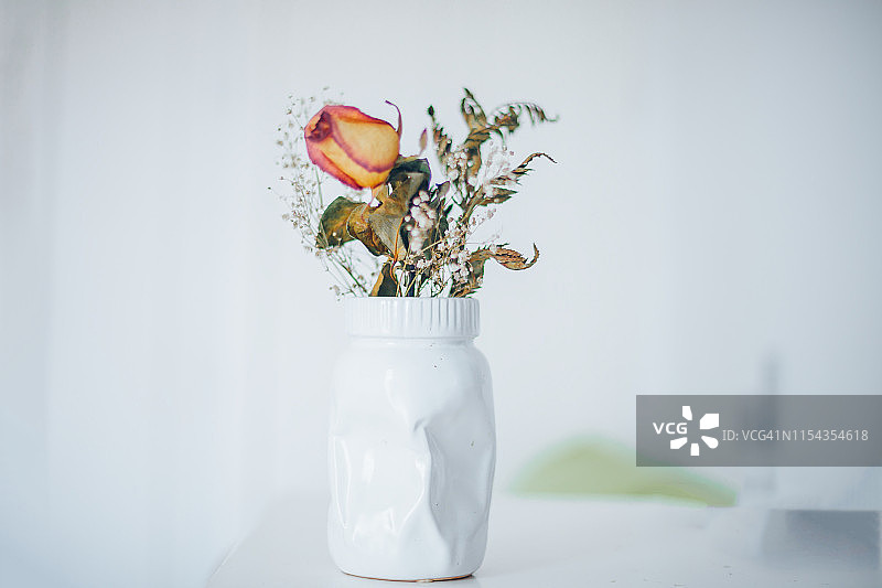 花瓶上的枯萎玫瑰图片素材