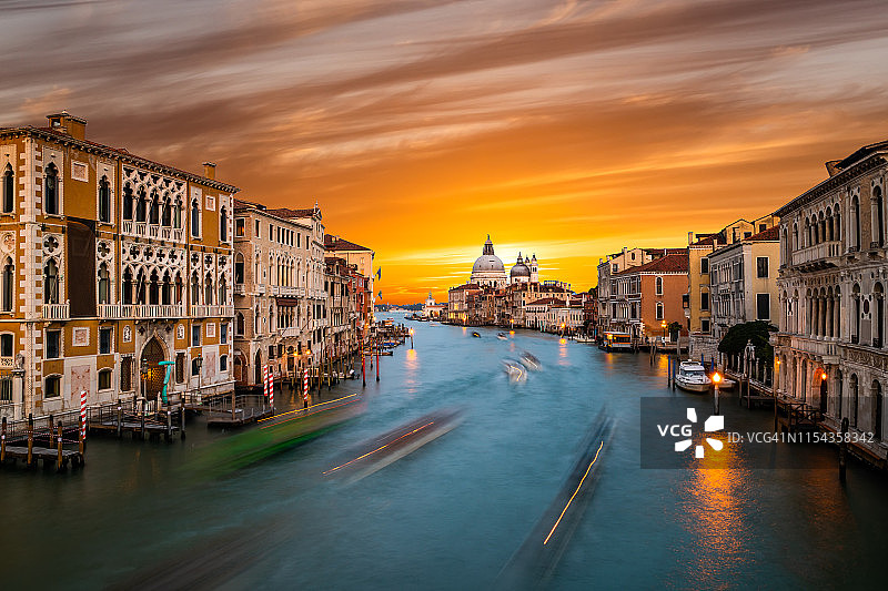 意大利威尼斯大运河和安康圣母圣殿图片素材