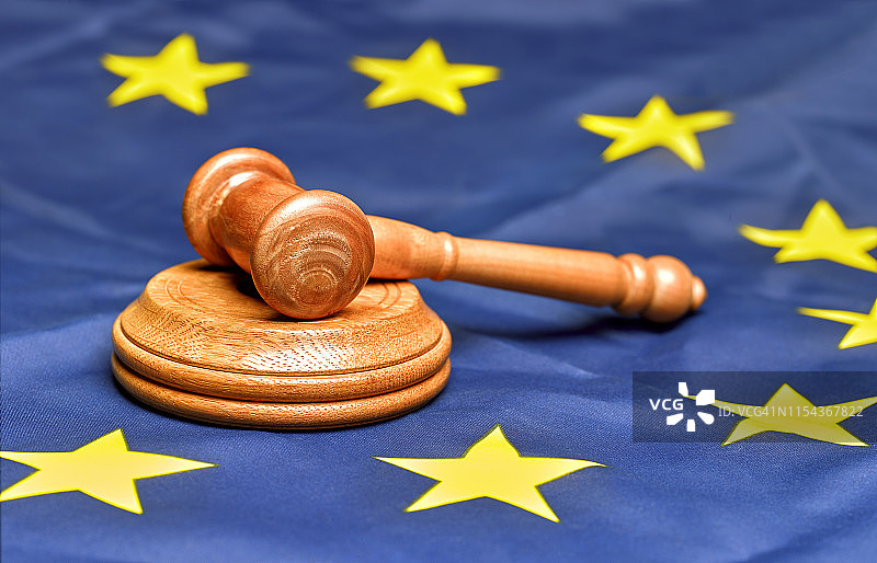 欧盟旗帜与法槌图片素材