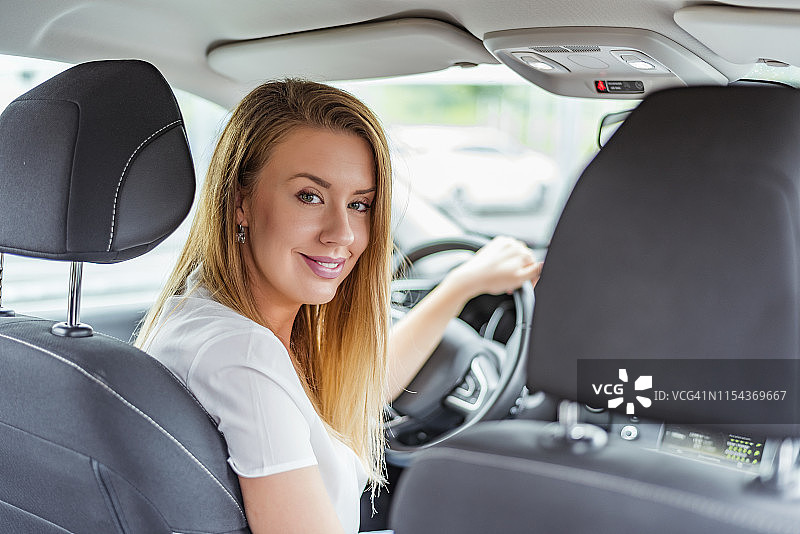 坐在汽车的这边感觉真好图片素材