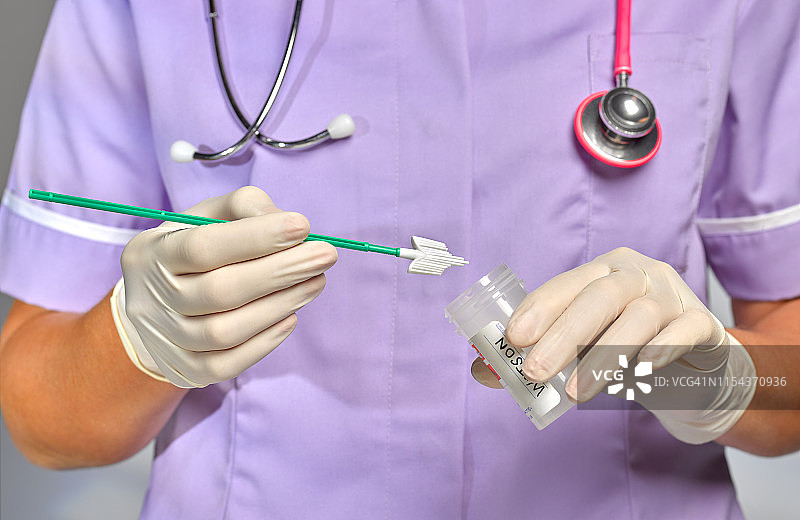 护士/医生进行涂片检查图片素材